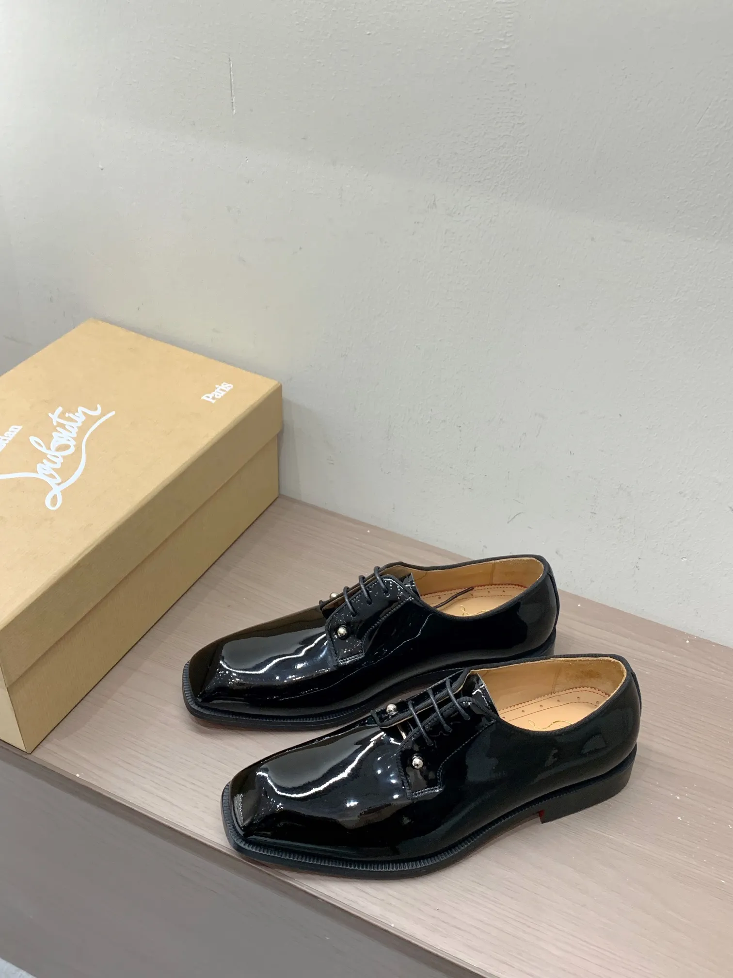 [CL red sole shoes] Top P: 1020💰 Size 39-44 (38.45.46 custom-made, non-returnable) Christian Louboutin men's classic Oxford shoes, men's business formal leather shoes💫Original molding, 1:1 replica, specially made for nobles. The unique shoe shape is unique and 100% comfortable! The whole shoe is made of imported Italian cowhide material, carefully selected, with fine pores and rich luster. Cow leather lining, soft and comfortable, sweat-absorbent and breathable. Genuine leather outsole, non-slip and wear-resistant, full of texture, elegant and luxurious overall, integrating comfort, formality and luxury! The Rolls Royce of shoes!